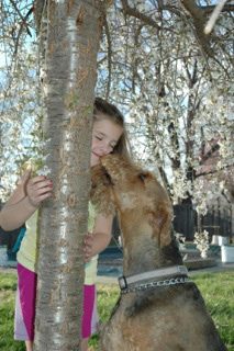 Beatrice kissing a girl